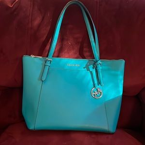 Micheal kors tote with side pockets and silver hardware in excellent condition